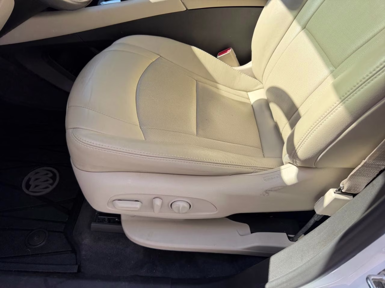 2019 White Frost Tricoat Buick Enclave Essence FWD SUV