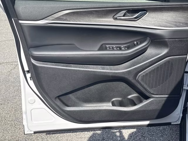 2026 Bright White Clearcoat Jeep Grand Cherokee Laredo Altitude RWD SUV