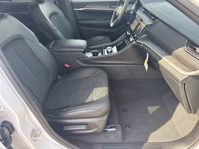 2026 Bright White Clearcoat Jeep Grand Cherokee Laredo Altitude RWD SUV