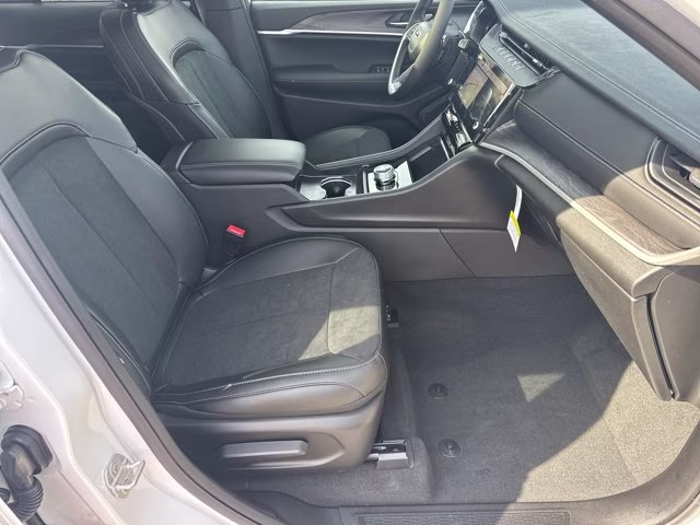 2026 Bright White Clearcoat Jeep Grand Cherokee Laredo Altitude RWD SUV