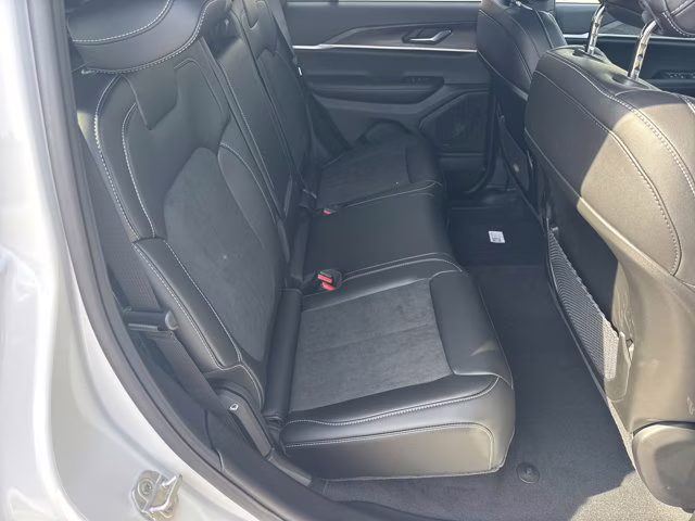 2026 Bright White Clearcoat Jeep Grand Cherokee Laredo Altitude RWD SUV