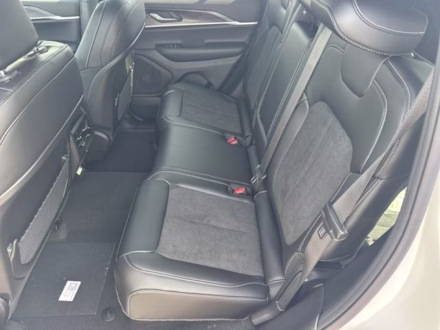2026 Bright White Clearcoat Jeep Grand Cherokee Laredo Altitude RWD SUV