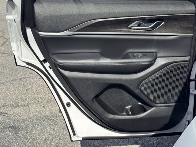 2026 Bright White Clearcoat Jeep Grand Cherokee Laredo Altitude RWD SUV