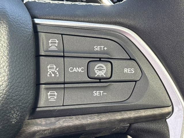 2026 Bright White Clearcoat Jeep Grand Cherokee Laredo Altitude RWD SUV