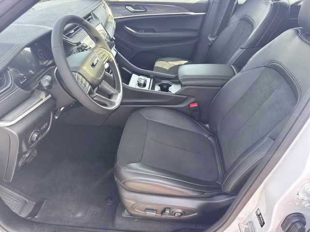 2026 Bright White Clearcoat Jeep Grand Cherokee Laredo Altitude RWD SUV