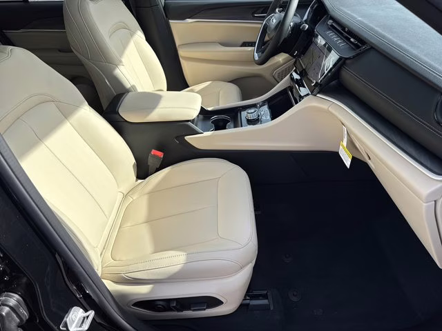 2026 Diamond Black Crystal Pearlcoat Jeep Grand Cherokee Limited RWD SUV