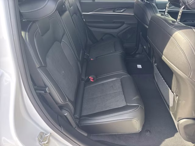 2026 Bright White Clearcoat Jeep Grand Cherokee Laredo Altitude RWD SUV