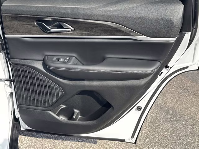 2026 Bright White Clearcoat Jeep Grand Cherokee Laredo Altitude RWD SUV