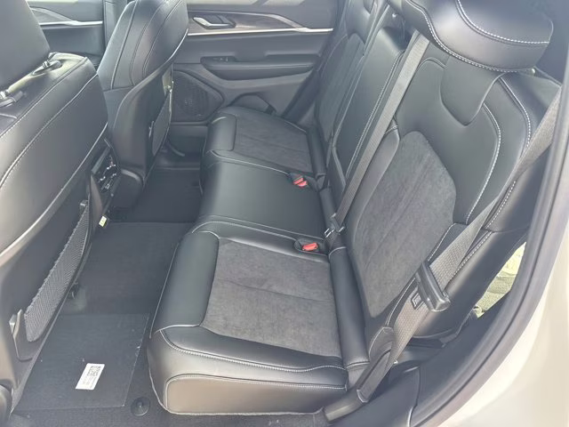 2026 Bright White Clearcoat Jeep Grand Cherokee Laredo Altitude RWD SUV