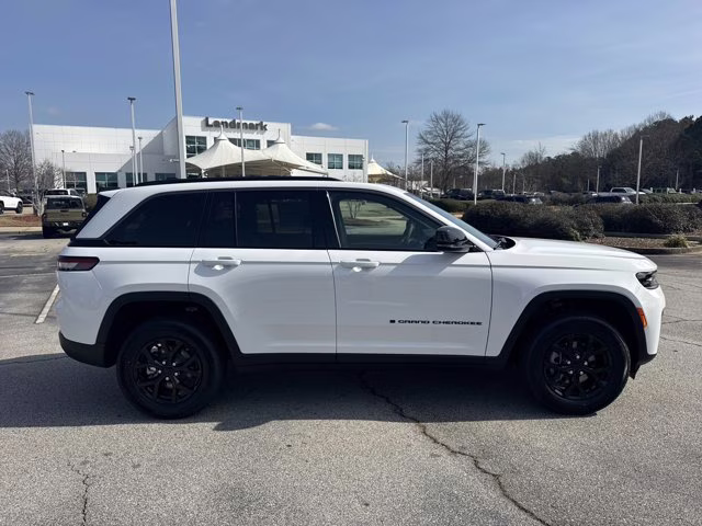 2026 Bright White Clearcoat Jeep Grand Cherokee Laredo Altitude RWD SUV
