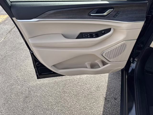 2026 Diamond Black Crystal Pearlcoat Jeep Grand Cherokee Limited RWD SUV