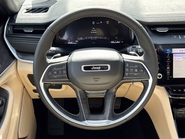 2026 Diamond Black Crystal Pearlcoat Jeep Grand Cherokee Limited RWD SUV