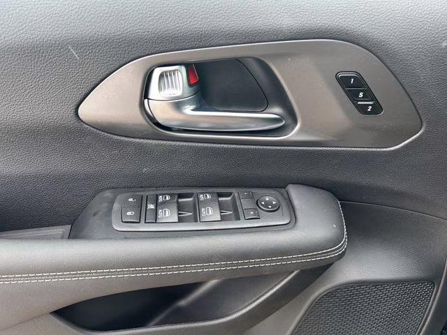 2026 Diamond Black Crystal Pearlcoat Chrysler Pacifica Select AWD Van