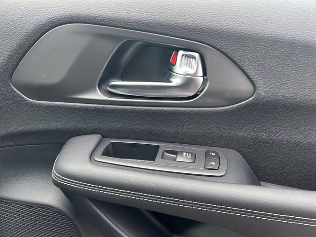 2026 Diamond Black Crystal Pearlcoat Chrysler Pacifica Select AWD Van