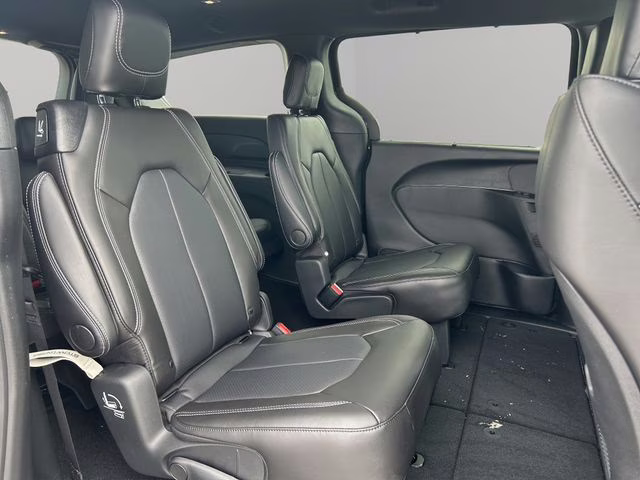 2026 Diamond Black Crystal Pearlcoat Chrysler Pacifica Select AWD Van
