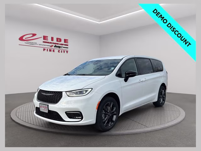 2026 Chrysler Pacifica Select AWD's photo