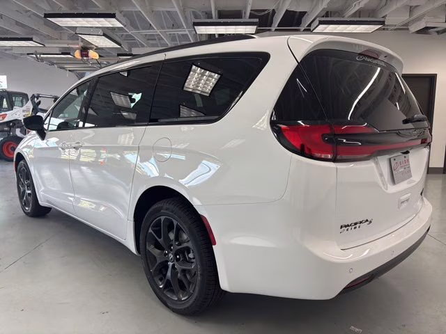 2026 Bright White Clearcoat Chrysler Pacifica Limited AWD Van