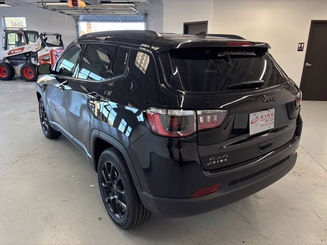 2026 Diamond Black Crystal Pearlcoat Jeep Compass Latitude 4X4 SUV