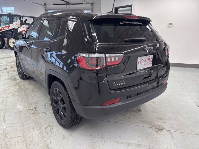 2026 Diamond Black Crystal Pearlcoat Jeep Compass Latitude 4X4 SUV