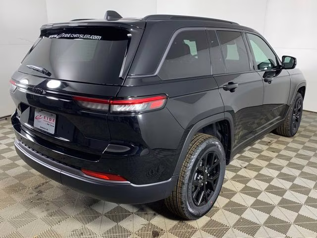 2026 Diamond Black Crystal Pearlcoat Jeep Grand Cherokee Altitude 4X4 SUV