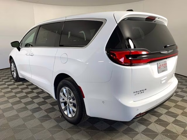 2026 Bright White Clearcoat Chrysler Pacifica Select AWD AWD Van