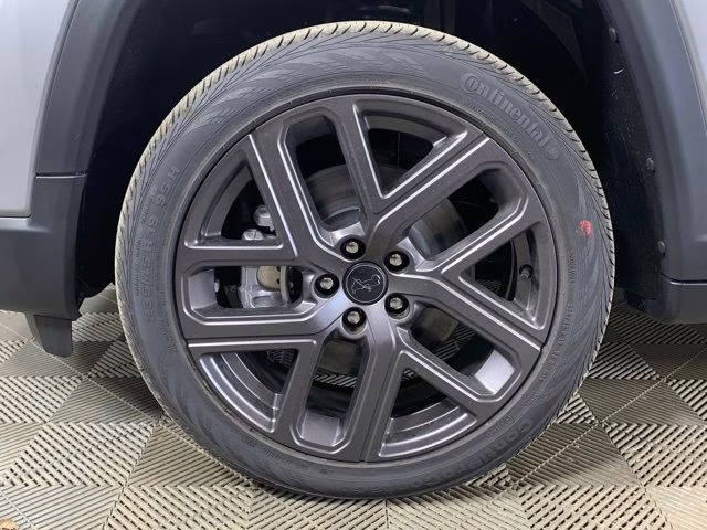 2026 Silver Zynith Metallic Clearcoat Jeep Compass Limited Altitude 4X4 SUV