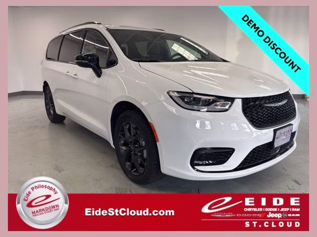 2026 Chrysler Pacifica Limited AWD's photo