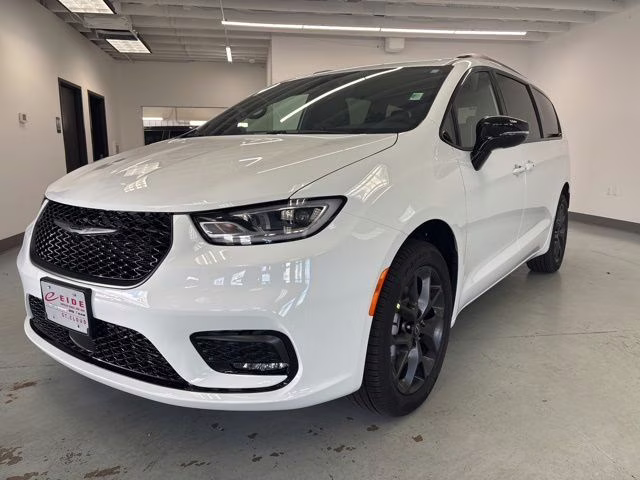 2026 Bright White Clearcoat Chrysler Pacifica Limited AWD Van