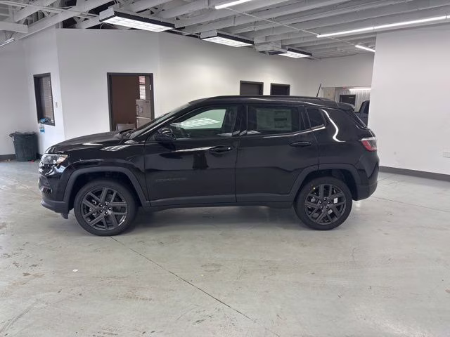 2026 Diamond Black Crystal Pearlcoat Jeep Compass Latitude 4X4 SUV