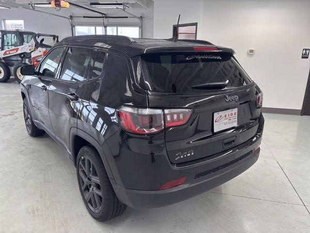 2026 Diamond Black Crystal Pearlcoat Jeep Compass Latitude 4X4 SUV