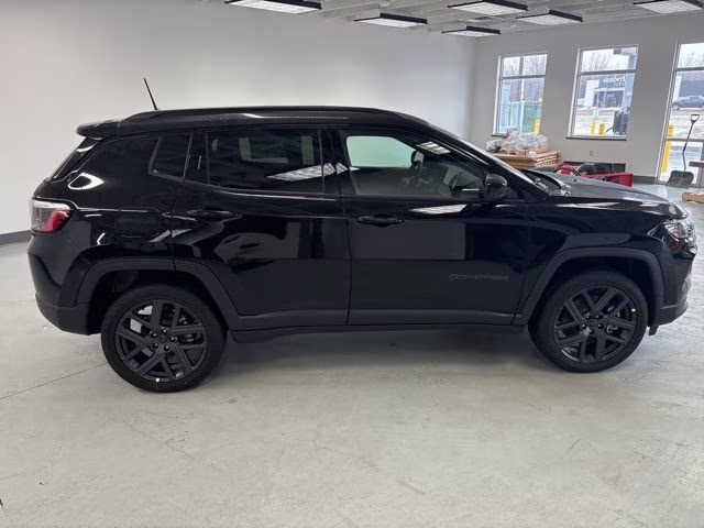 2026 Diamond Black Crystal Pearlcoat Jeep Compass Latitude 4X4 SUV