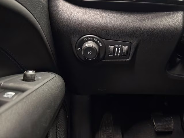 2026 Bright White Clearcoat Jeep Compass Latitude 4X4 SUV