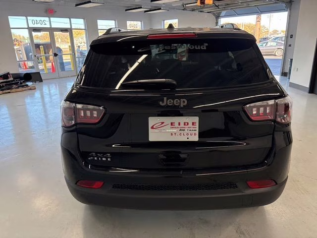 2026 Diamond Black Crystal Pearlcoat Jeep Compass Latitude 4X4 SUV