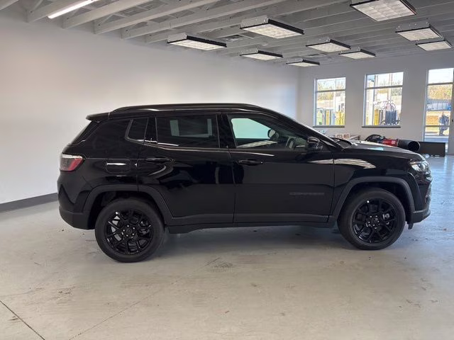 2026 Diamond Black Crystal Pearlcoat Jeep Compass Latitude 4X4 SUV