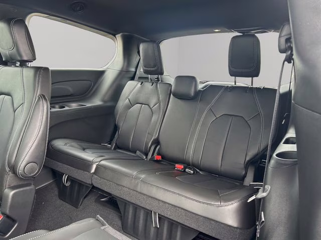 2026 Diamond Black Crystal Pearlcoat Chrysler Pacifica Select AWD Van