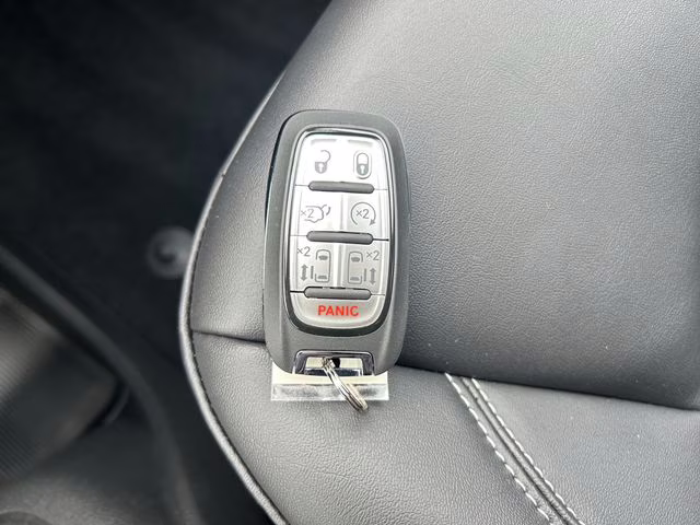 2026 Diamond Black Crystal Pearlcoat Chrysler Pacifica Select AWD Van