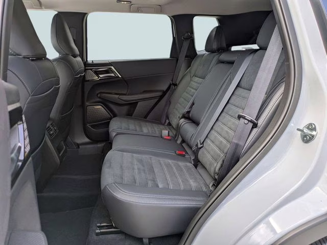 2026 White Diamond Mitsubishi Outlander SE FWD SUV