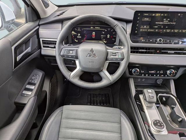 2026 White Diamond Mitsubishi Outlander SE FWD SUV