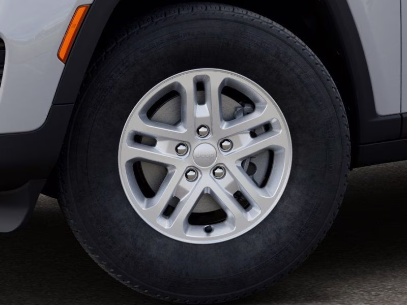 2025 Bright White Clearcoat Jeep Grand Cherokee Laredo 4X4 SUV