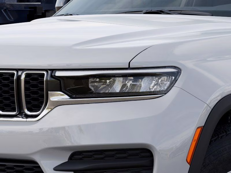 2025 Bright White Clearcoat Jeep Grand Cherokee Laredo 4X4 SUV