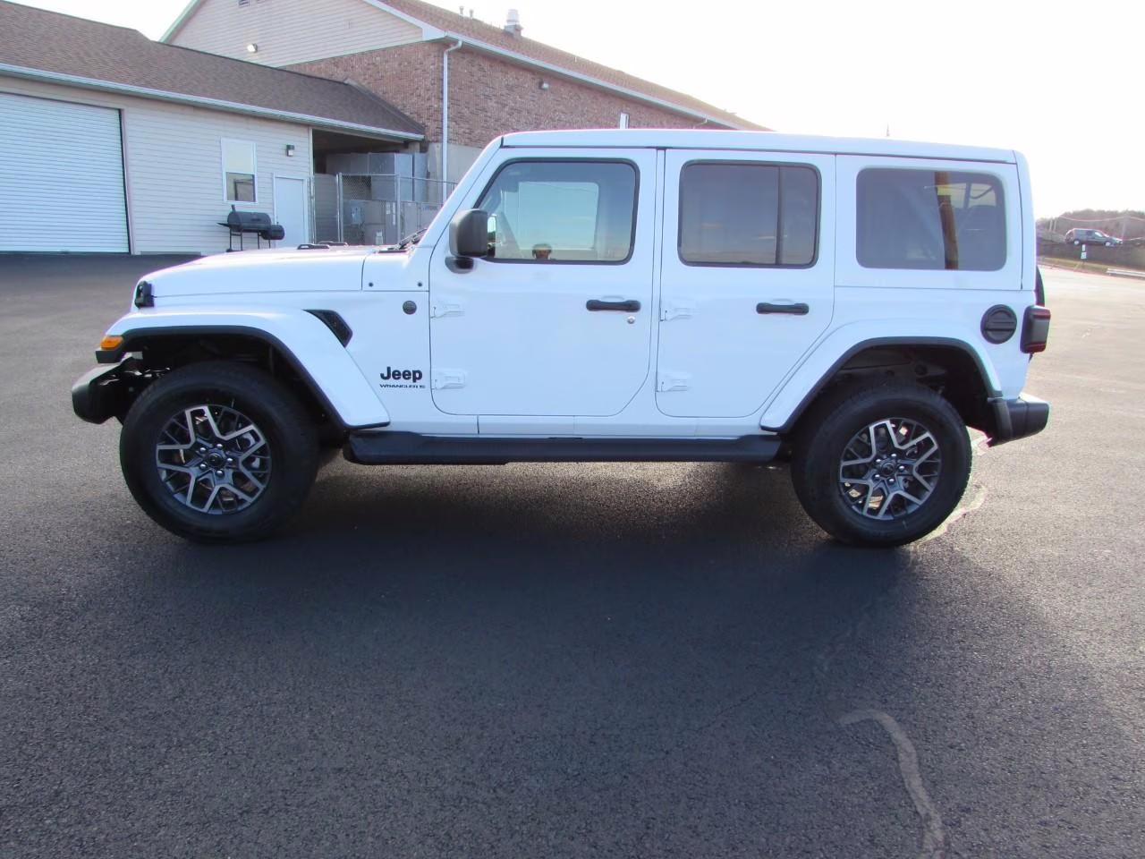2026 Bright White Clearcoat Jeep Wrangler Sahara 4X4 SUV