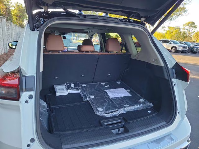 2026 Everest White Pearl/Super Black Nissan Rogue Platinum AWD SUV