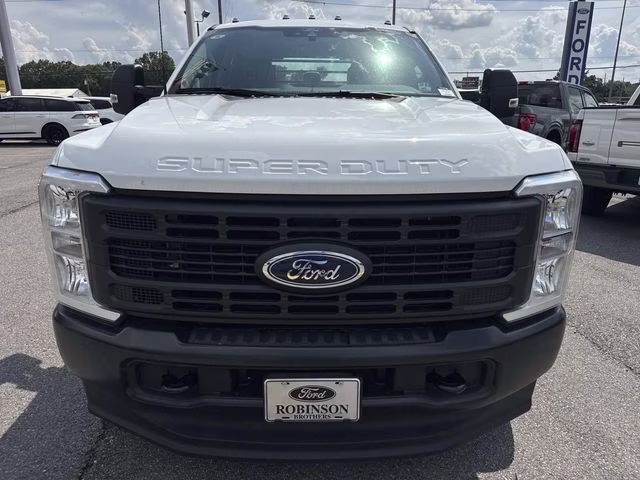 2026 Oxford White Ford Super Duty F-350 DRW XL 4X4 Chassis