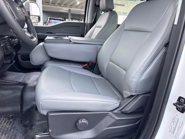 2026 Oxford White Ford Super Duty F-350 DRW XL 4X4 Chassis