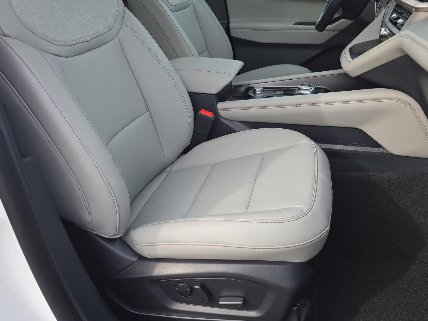 2026 Star White Metallic Tri-Coat Ford Explorer Active 4X4 SUV