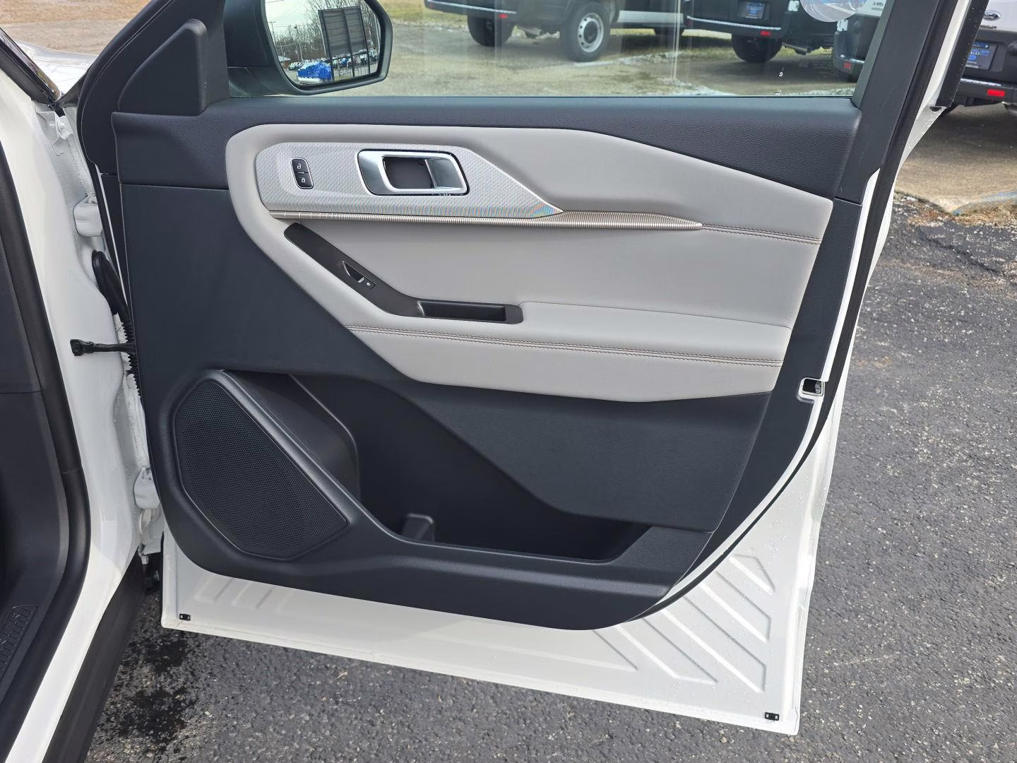 2026 Star White Metallic Tri-Coat Ford Explorer Active 4X4 SUV