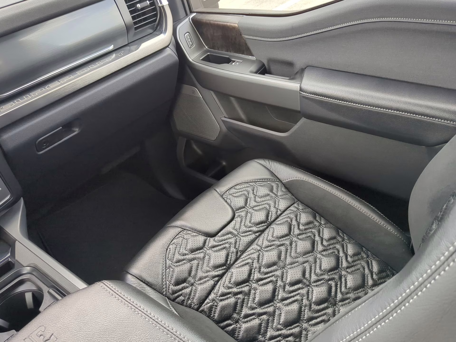 2026 Agate Black Metallic Ford Super Duty F-250 SRW LARIAT Crew Cab Pickup 4X4 Truck