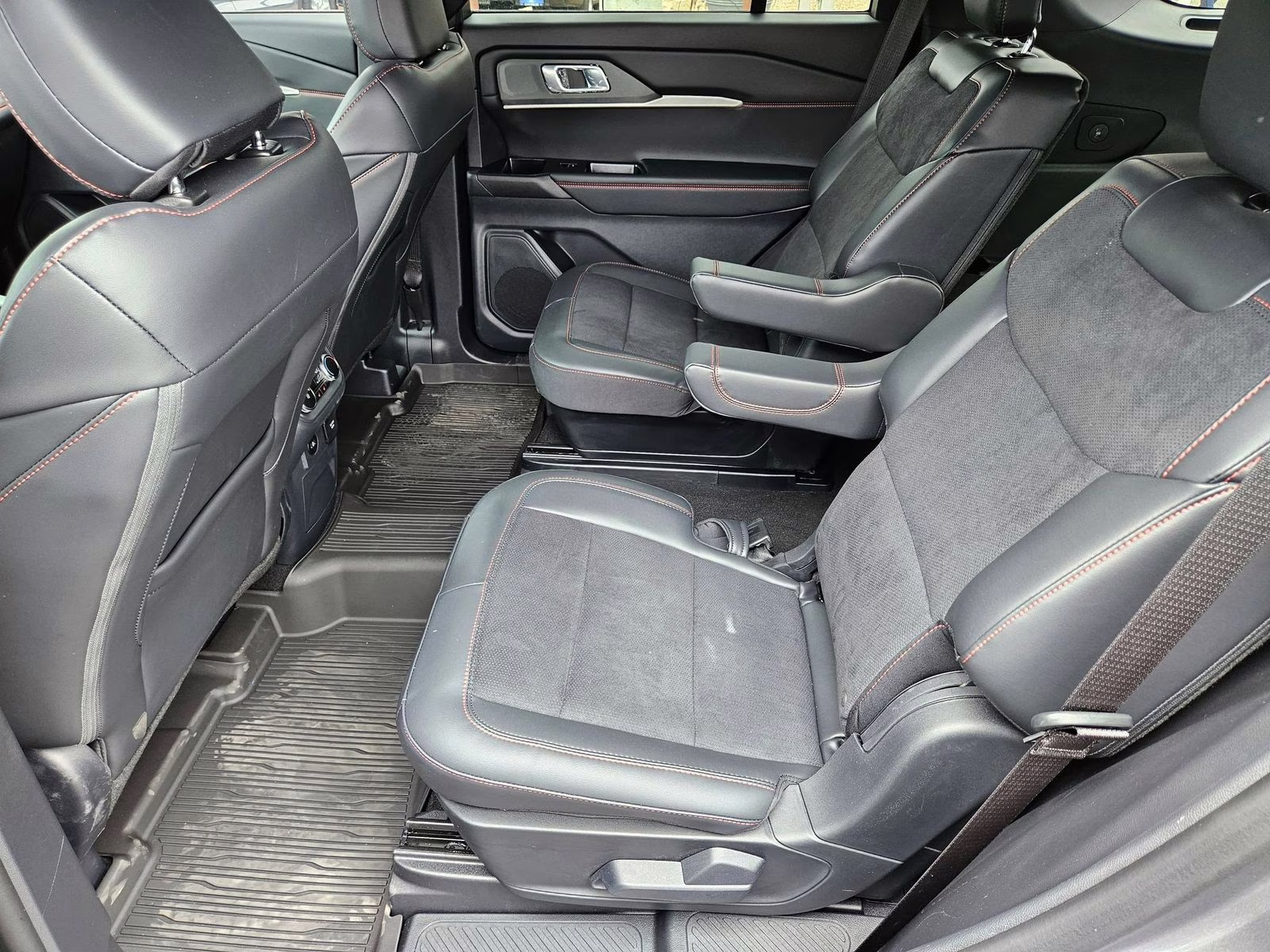 2025 Ford Explorer ST - Photo 21