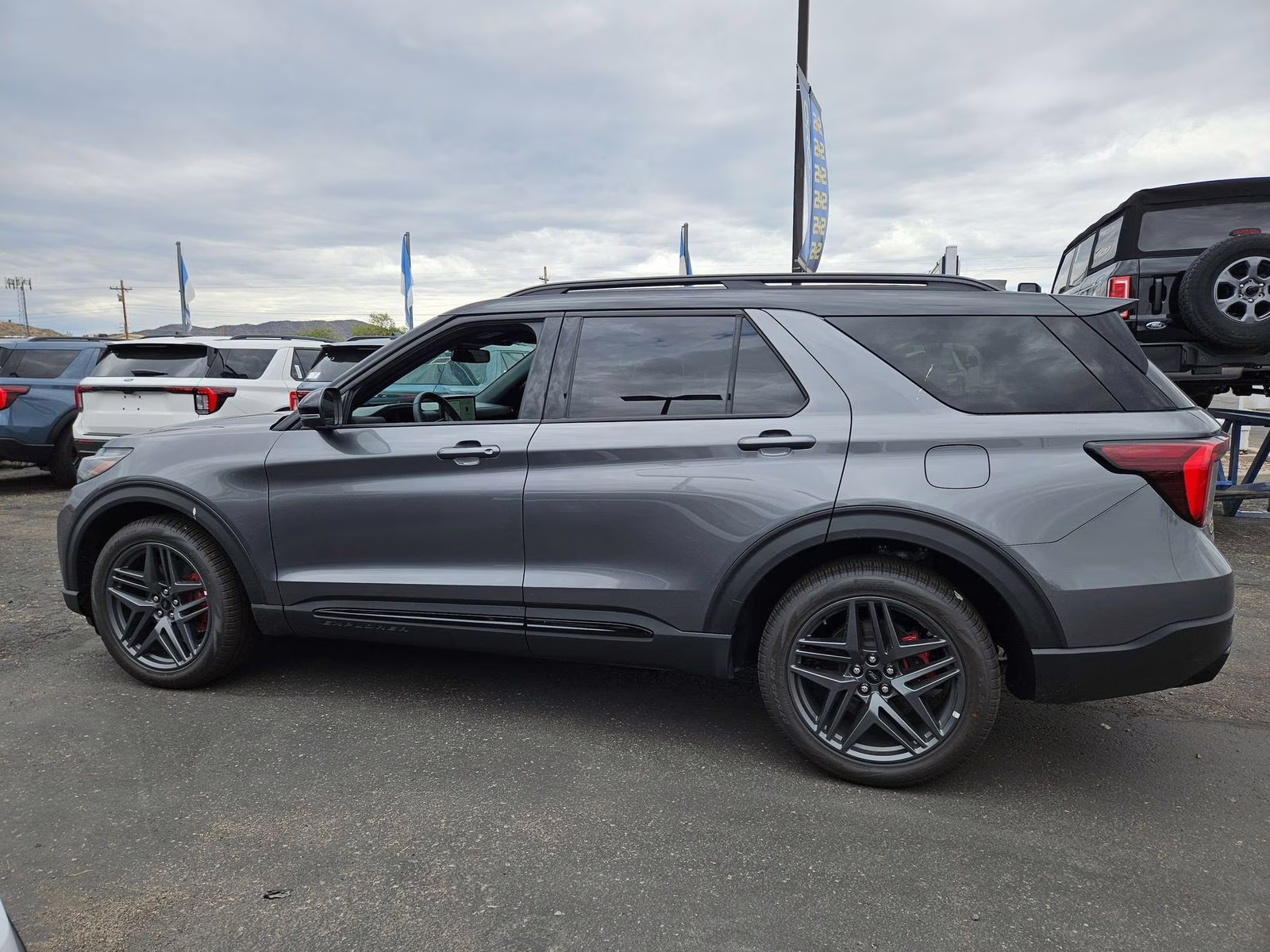 2025 Ford Explorer ST - Photo 9