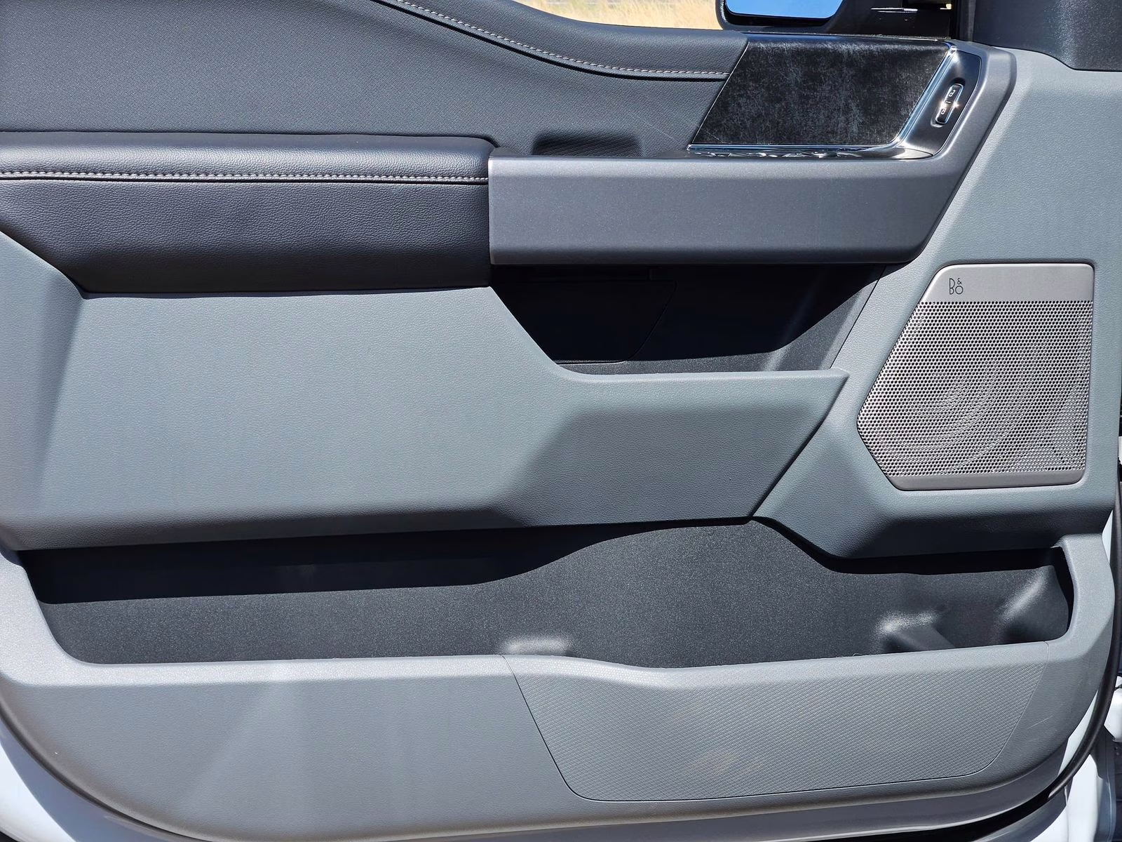 2025 White Metallic Ford F-150 Lightning Flash AWD Truck